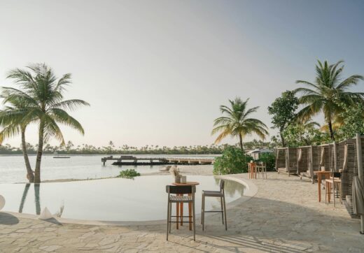 Luxury tropical resort with infinity pool overlooking the sea and palm trees — Madagascar beach resort