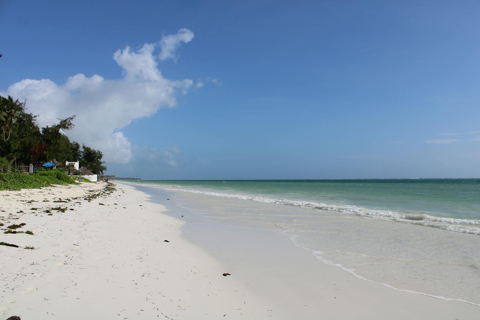 White sand beach and azure Indian Ocean waters — Madagascar sea view hotels