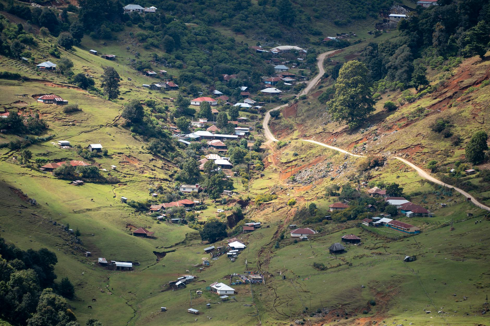 Ampefy vs Antsirabe : Quelle ville des hauts plateaux choisir ? — Madagascar