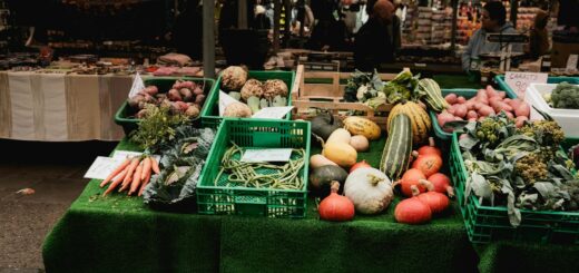 Madagascar outdoor market — Colorful display of fresh vegetables at an outdoor farmers market stall.