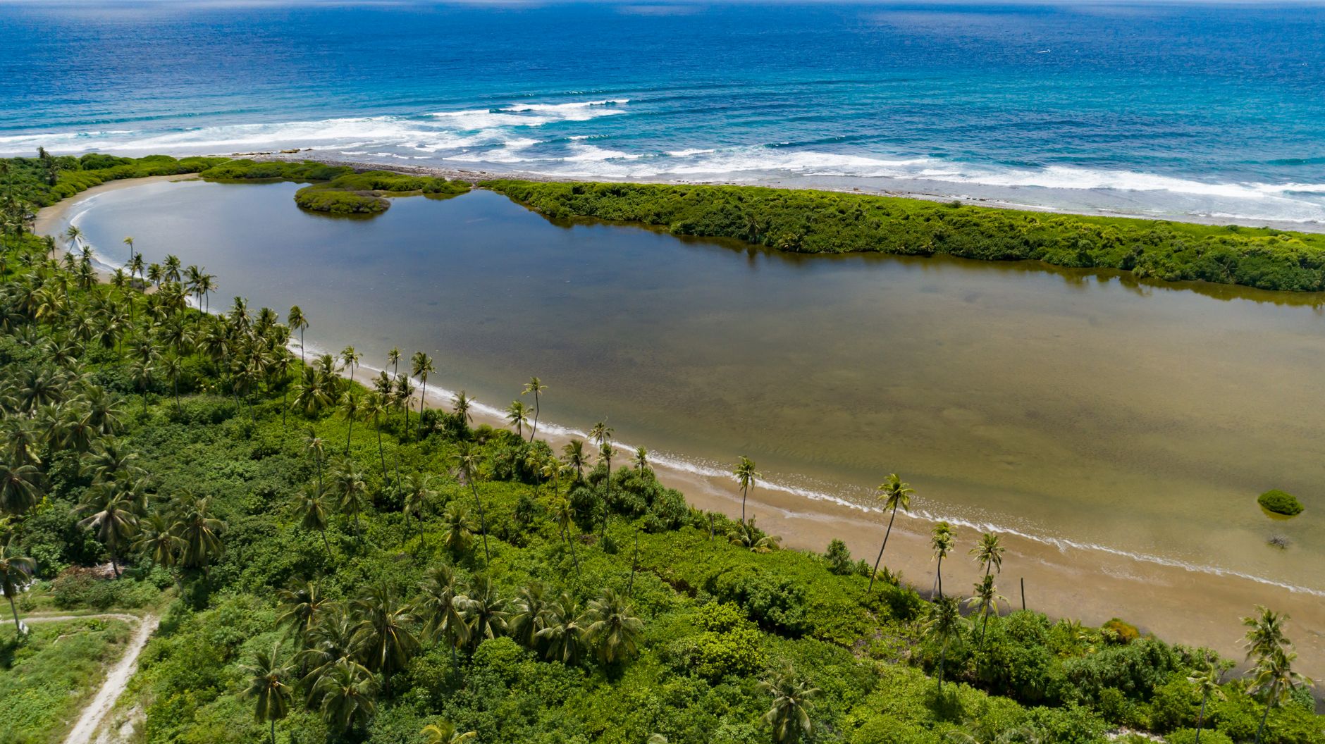 Pangalanes Canal Complete Guide 2026: Lagoons, Lemurs & Lakeside Lodges — Madagascar